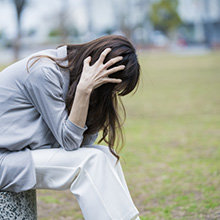 トラブルに悩む女性