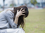 トラブルに悩む女性