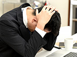 トラブル続きに頭を抱える男性