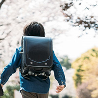 学校でのいじめで悩む少年