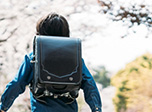 学校でのいじめで悩む少年