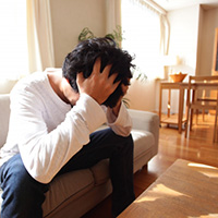義母と妻の関係に悩む男性
