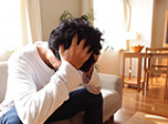 義母と妻の関係に悩む男性