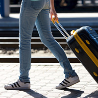 旅行先で出会った男性と街中で再会する女性