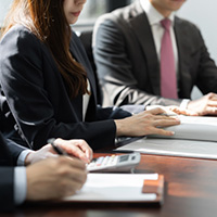 職場の人間関係や転職に悩む女性