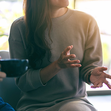 人の顔色が気になって会話が怖いと感じる女性