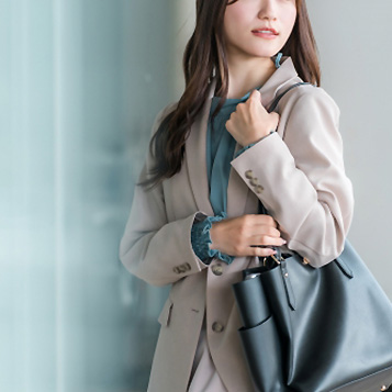 自分の進むべき道に悩む女性