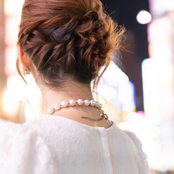昼職への転職に悩む女性