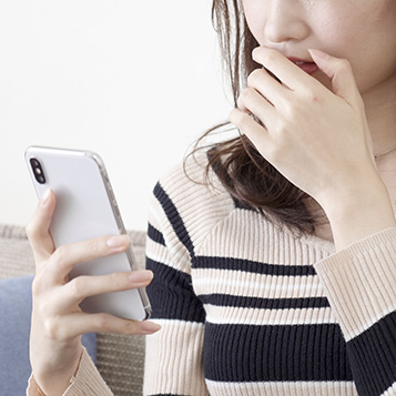 元彼とのSNSで悩む女性