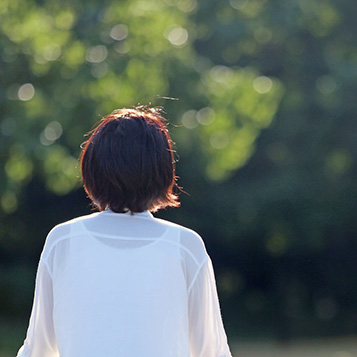 交際相手の小さな嘘に悩む女性
